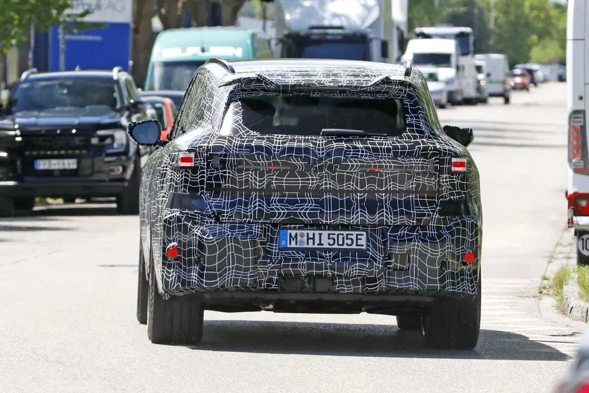 BMW iX5 M: il nuovo SUV elettrico da 2 tonnellate avvistato nei test a Monaco (10)