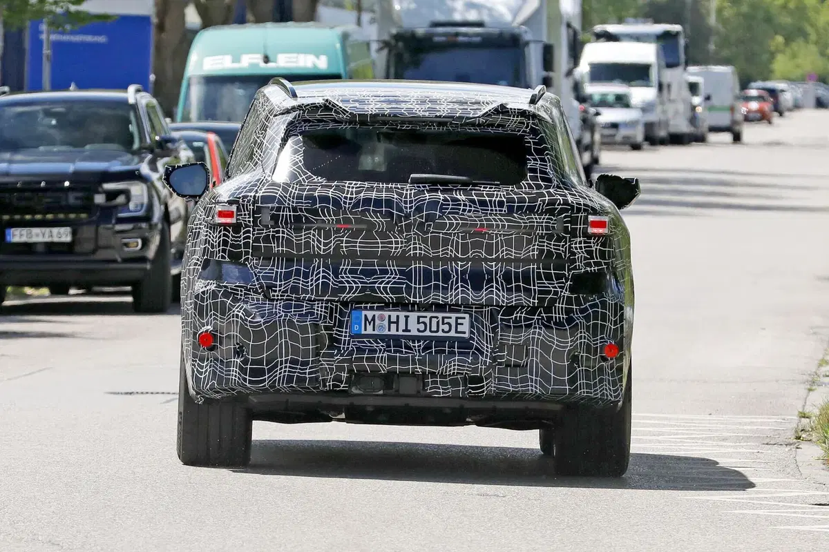 BMW iX5 M: il nuovo SUV elettrico da 2 tonnellate avvistato nei test a Monaco (11)