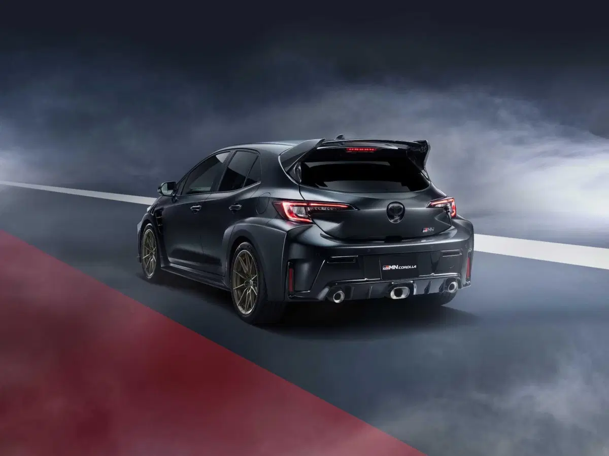 GRMN Corolla, la Toyota più estrema di sempre nasce al Nurburgring: 415 Nm, niente sedili posteriori e una firma speciale (2)