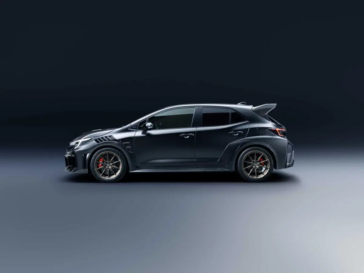 GRMN Corolla, la Toyota più estrema di sempre nasce al Nurburgring: 415 Nm, niente sedili posteriori e una firma speciale (3)