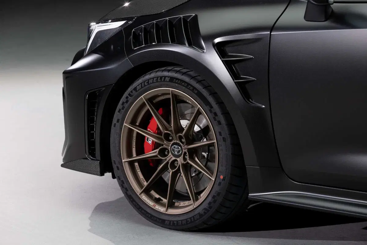 GRMN Corolla, la Toyota più estrema di sempre nasce al Nurburgring: 415 Nm, niente sedili posteriori e una firma speciale (4)