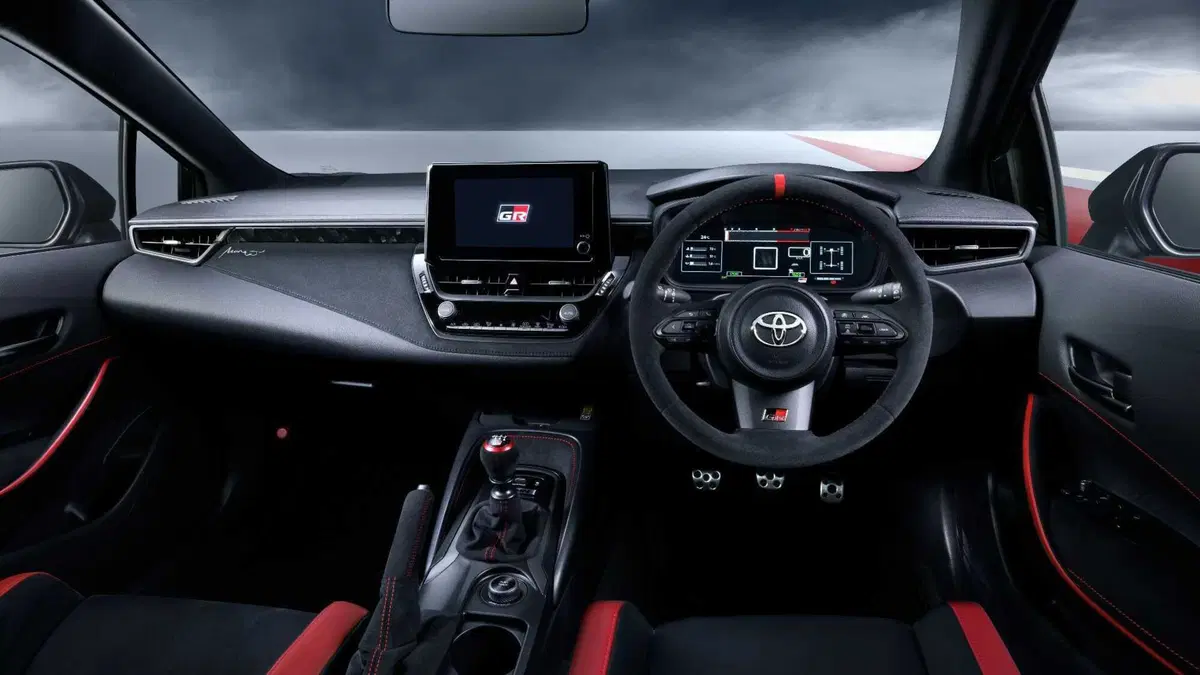 GRMN Corolla, la Toyota più estrema di sempre nasce al Nurburgring: 415 Nm, niente sedili posteriori e una firma speciale (6)