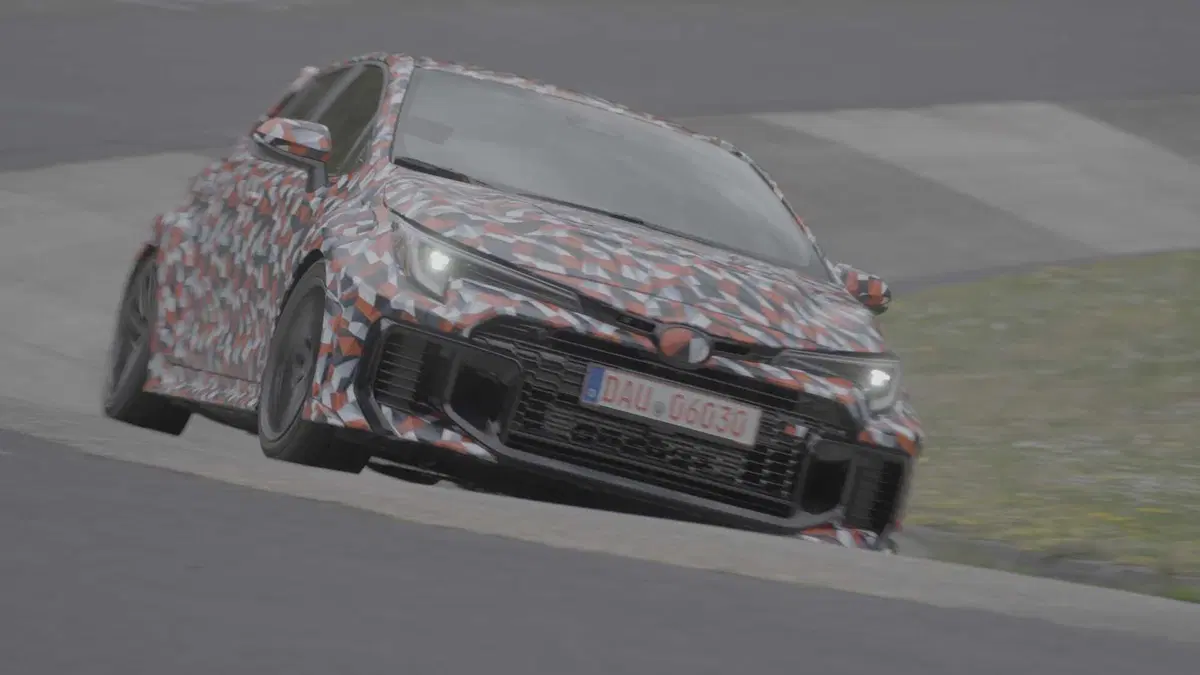 GRMN Corolla, la Toyota più estrema di sempre nasce al Nurburgring: 415 Nm, niente sedili posteriori e una firma speciale (15)