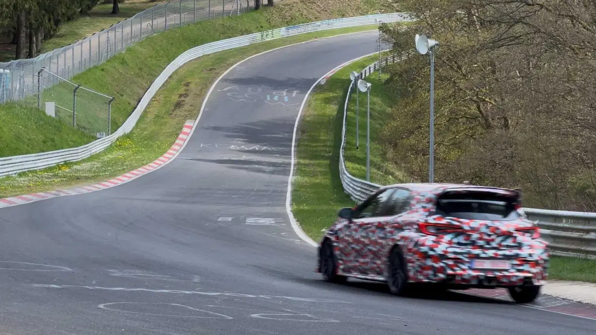GRMN Corolla, la Toyota più estrema di sempre nasce al Nurburgring: 415 Nm, niente sedili posteriori e una firma speciale (16)