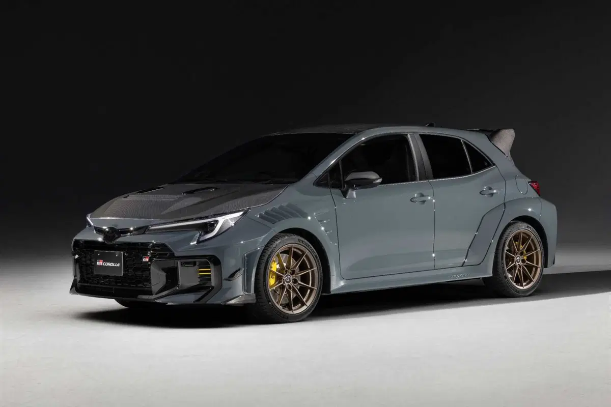 GRMN Corolla, la Toyota più estrema di sempre nasce al Nurburgring: 415 Nm, niente sedili posteriori e una firma speciale (18)