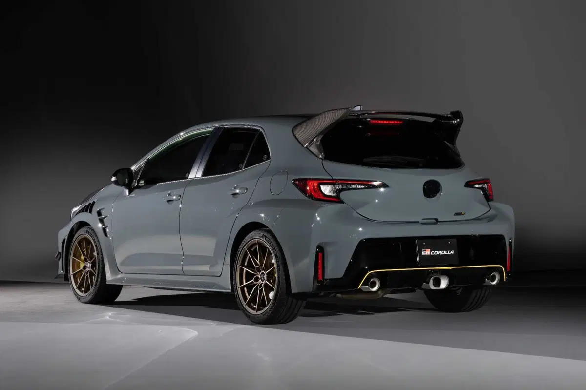 GRMN Corolla, la Toyota più estrema di sempre nasce al Nurburgring: 415 Nm, niente sedili posteriori e una firma speciale (19)
