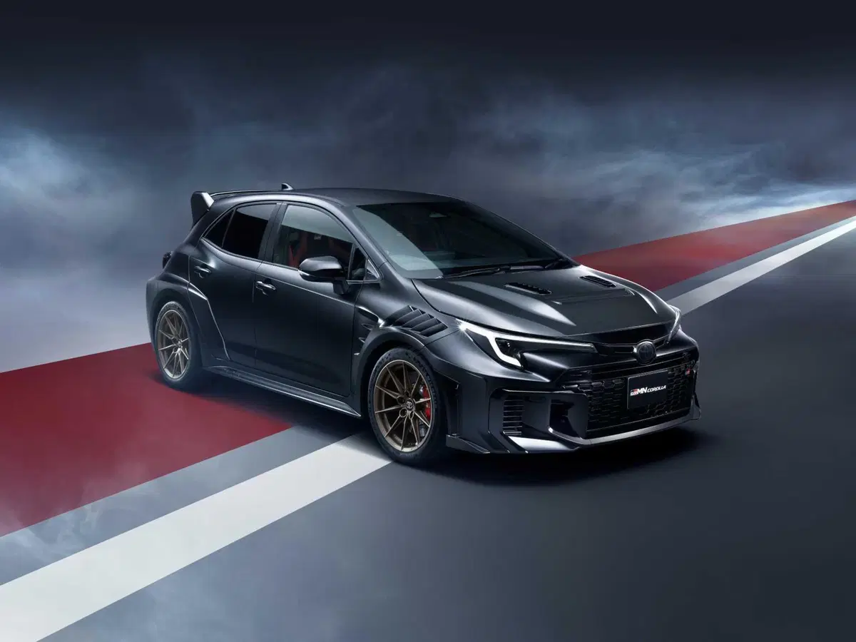 GRMN Corolla, la Toyota pi&ugrave; estrema di sempre nasce al Nurburgring: 415 Nm, niente sedili posteriori e una firma speciale
