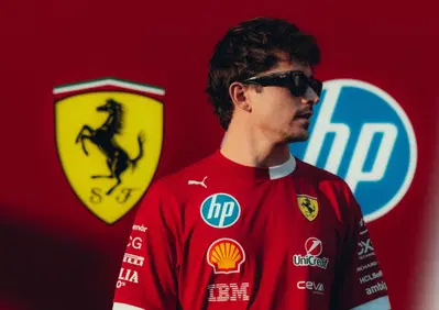 F1. Leclerc: Avevo altre opzioni sul tavolo ma amo la Ferrari e per me è sempre stata la prima scelta. Quello che fa Lewis non mi influenza