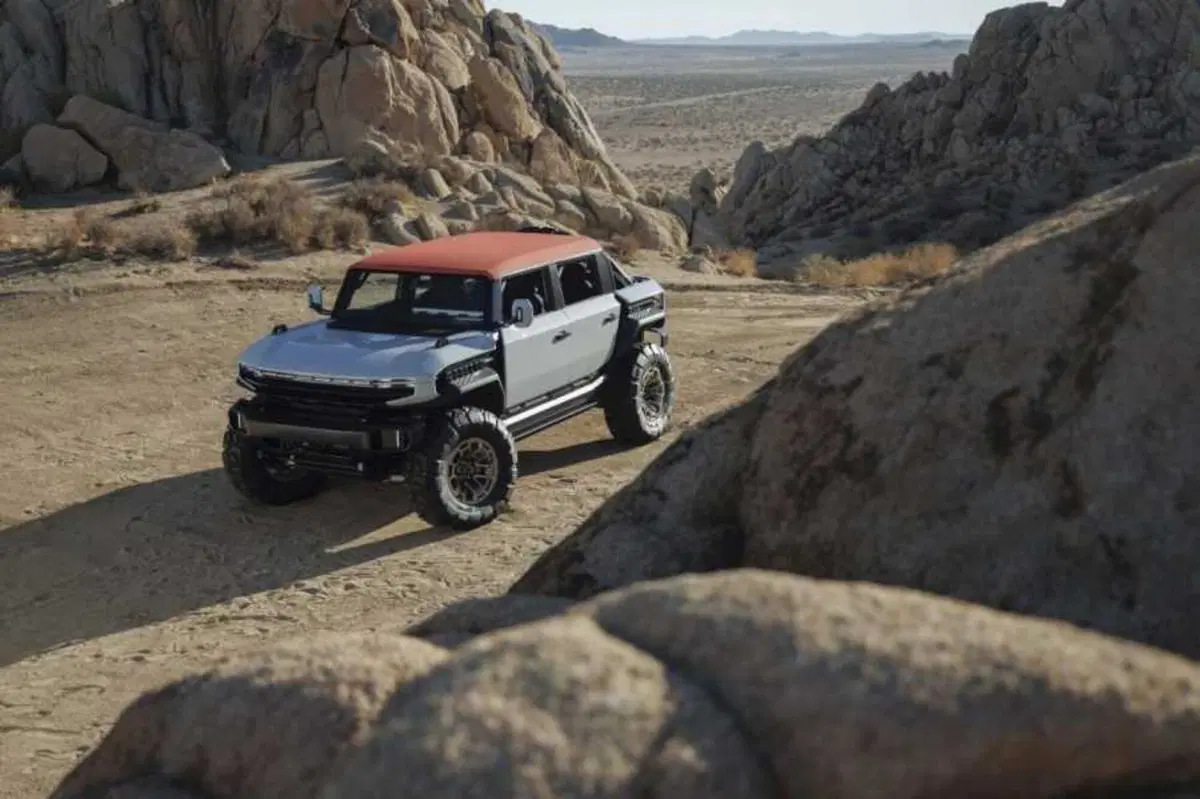 GMC Hummer X, il fuoristrada elettrico che si riconfigura all'infinito: il concept che reinventa l'avventura