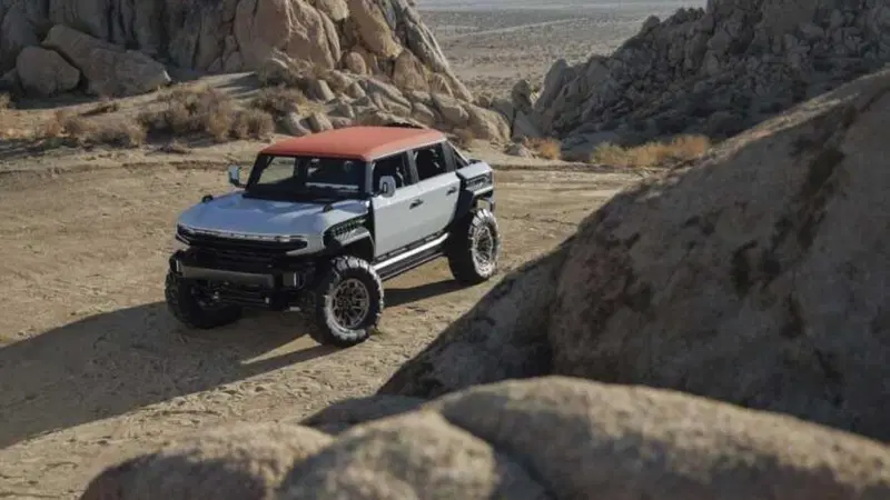 GMC Hummer X, il fuoristrada elettrico che si riconfigura all'infinito: il concept che reinventa l'avventura