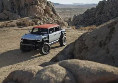 GMC Hummer X, il fuoristrada elettrico che si riconfigura all'infinito: il concept che reinventa l'avventura