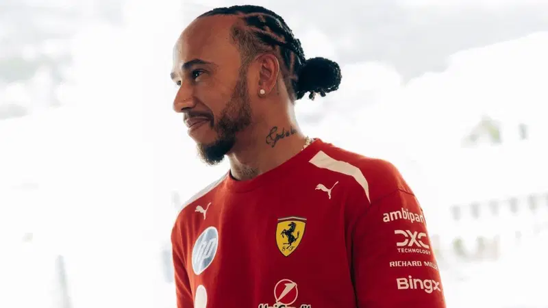 F1. Hamilton, tra passato e futuro: &ldquo;Mi invit&ograve; a casa sua e salii sul suo jet privato, sembrava James Bond&rdquo;. E sulla Ferrari Luce dice&hellip;