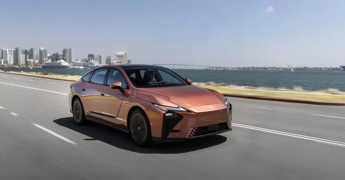 Lexus ES 2026, la berlina di lusso diventa elettrica e ibrida: tutto quello che cambia