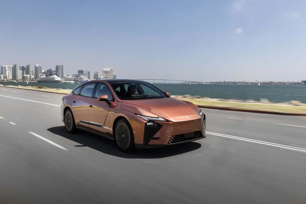 Lexus ES 2026, la berlina di lusso diventa elettrica e ibrida: tutto quello che cambia