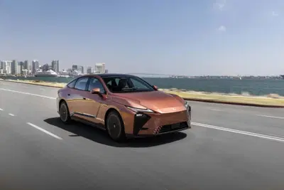 Lexus ES 2026, la berlina di lusso diventa elettrica e ibrida: tutto quello che cambia