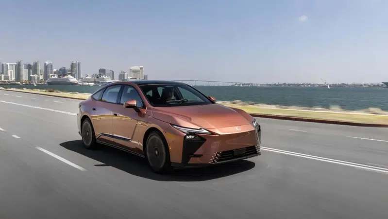 Lexus ES 2026, la berlina di lusso diventa elettrica e ibrida: tutto quello che cambia