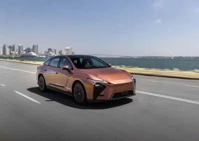 Lexus ES 2026, la berlina di lusso diventa elettrica e ibrida: tutto quello che cambia