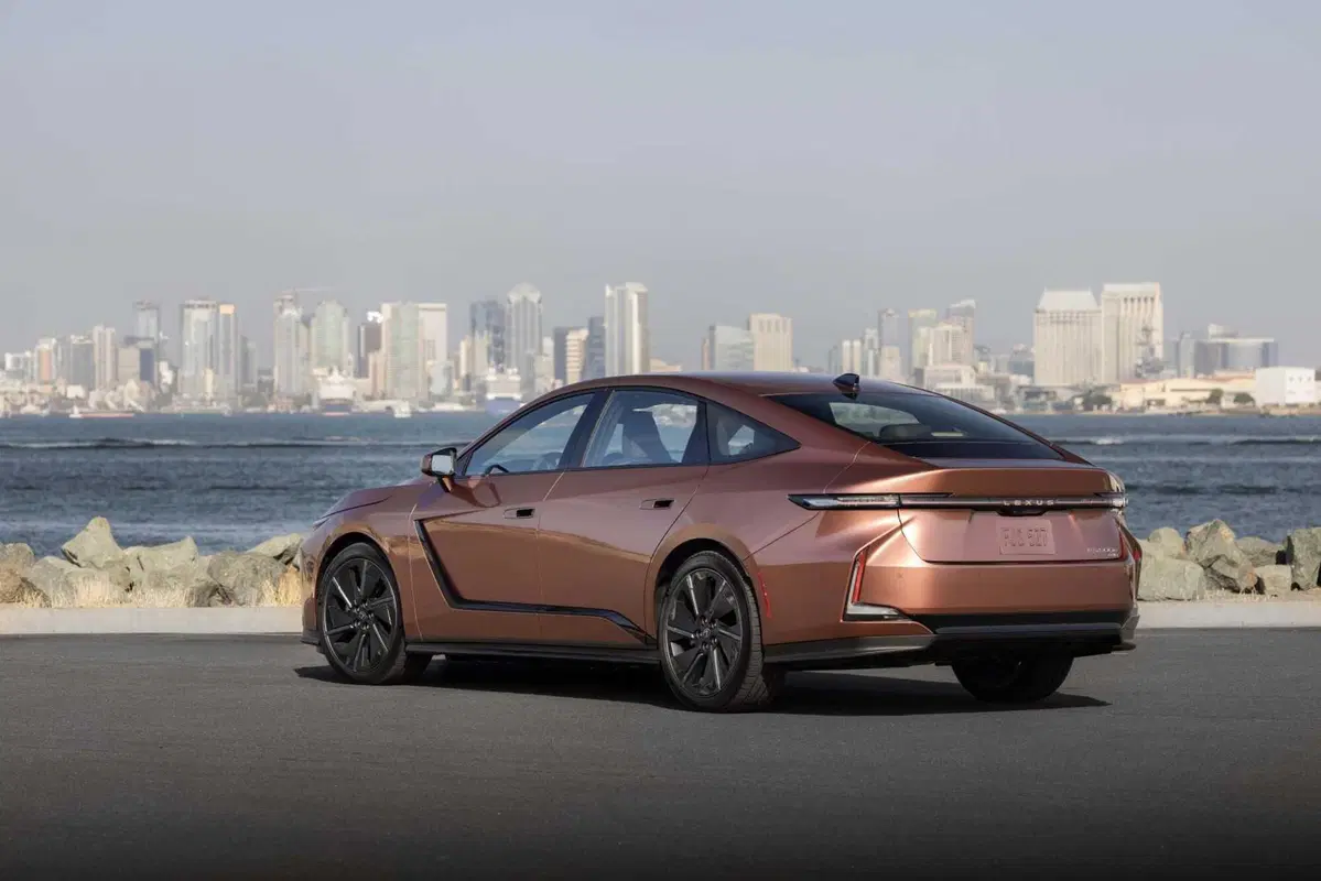 Lexus ES 2026, la berlina di lusso diventa elettrica e ibrida: tutto quello che cambia