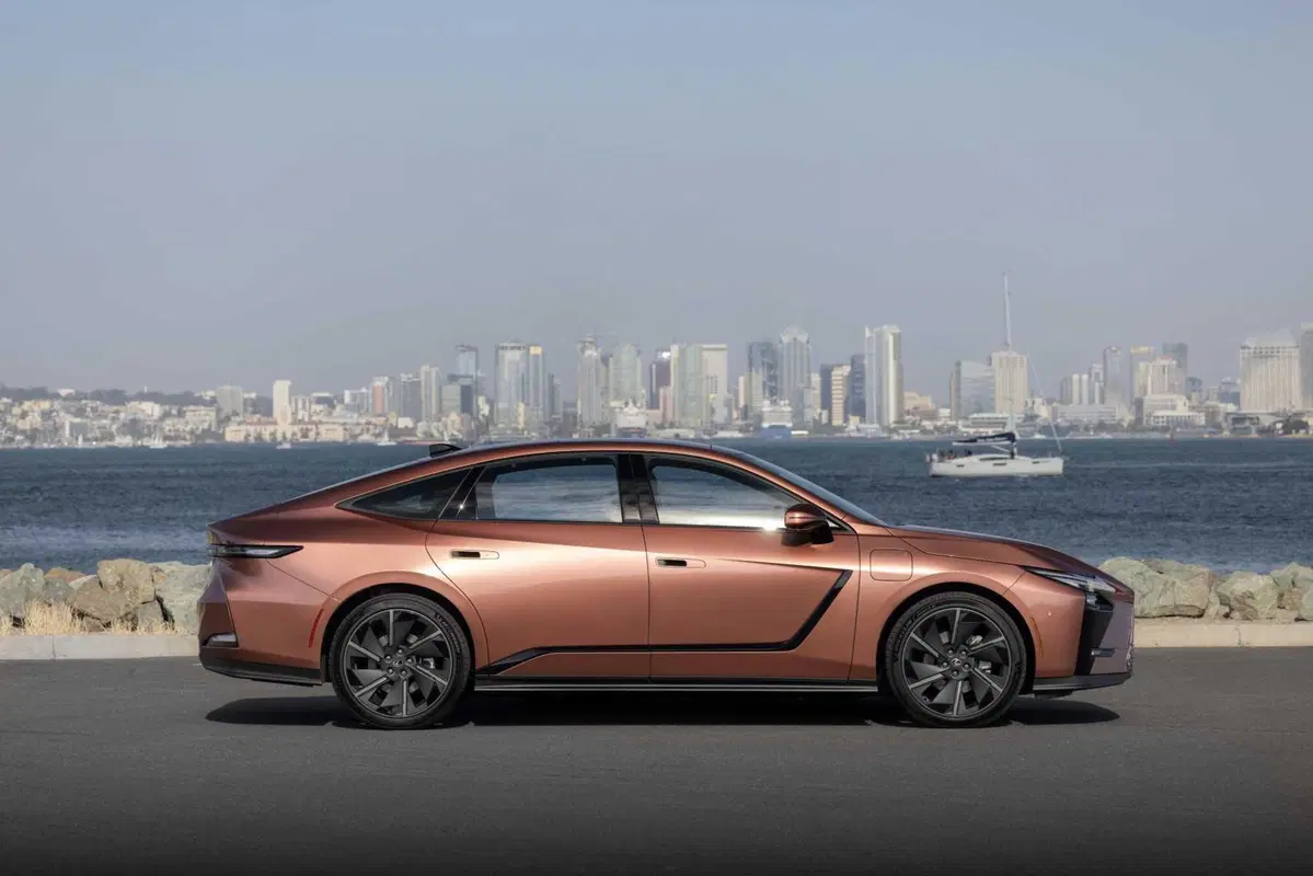 Lexus ES 2026, la berlina di lusso diventa elettrica e ibrida: tutto quello che cambia (2)
