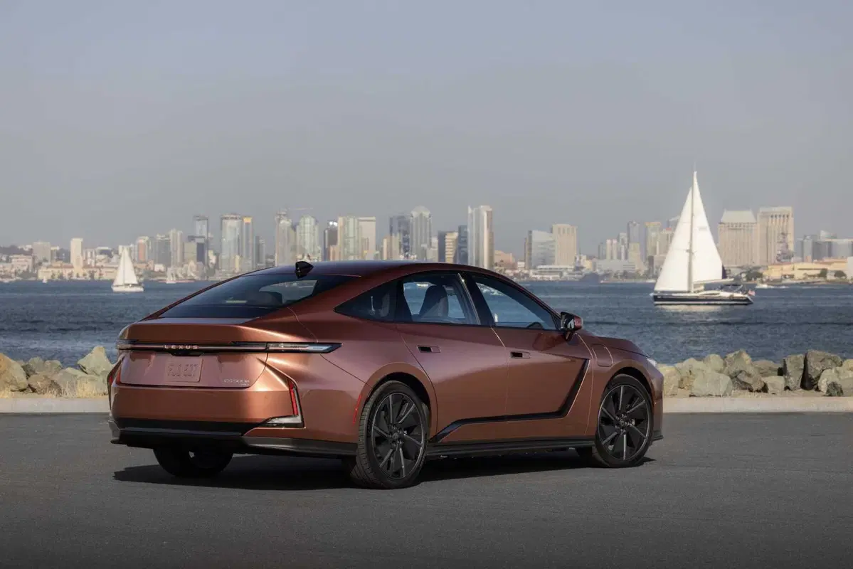 Lexus ES 2026, la berlina di lusso diventa elettrica e ibrida: tutto quello che cambia (3)