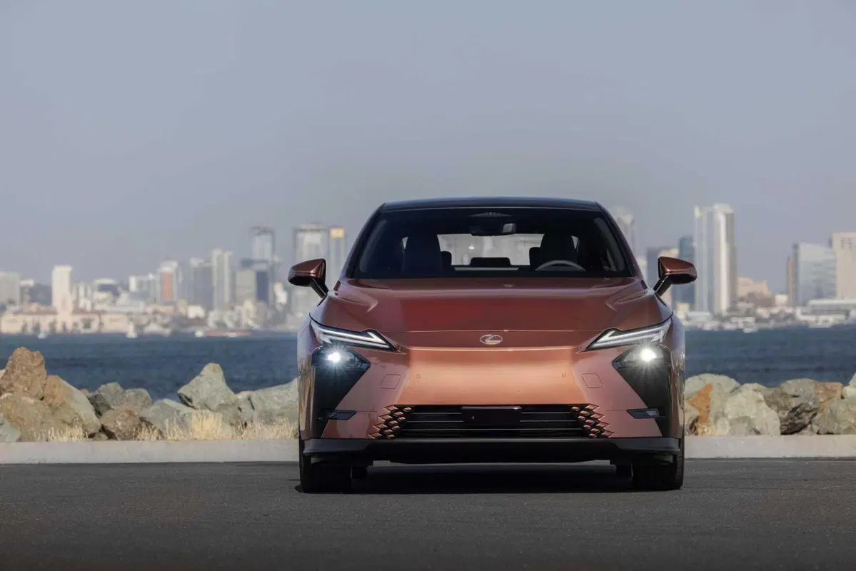 Lexus ES 2026, la berlina di lusso diventa elettrica e ibrida: tutto quello che cambia (4)