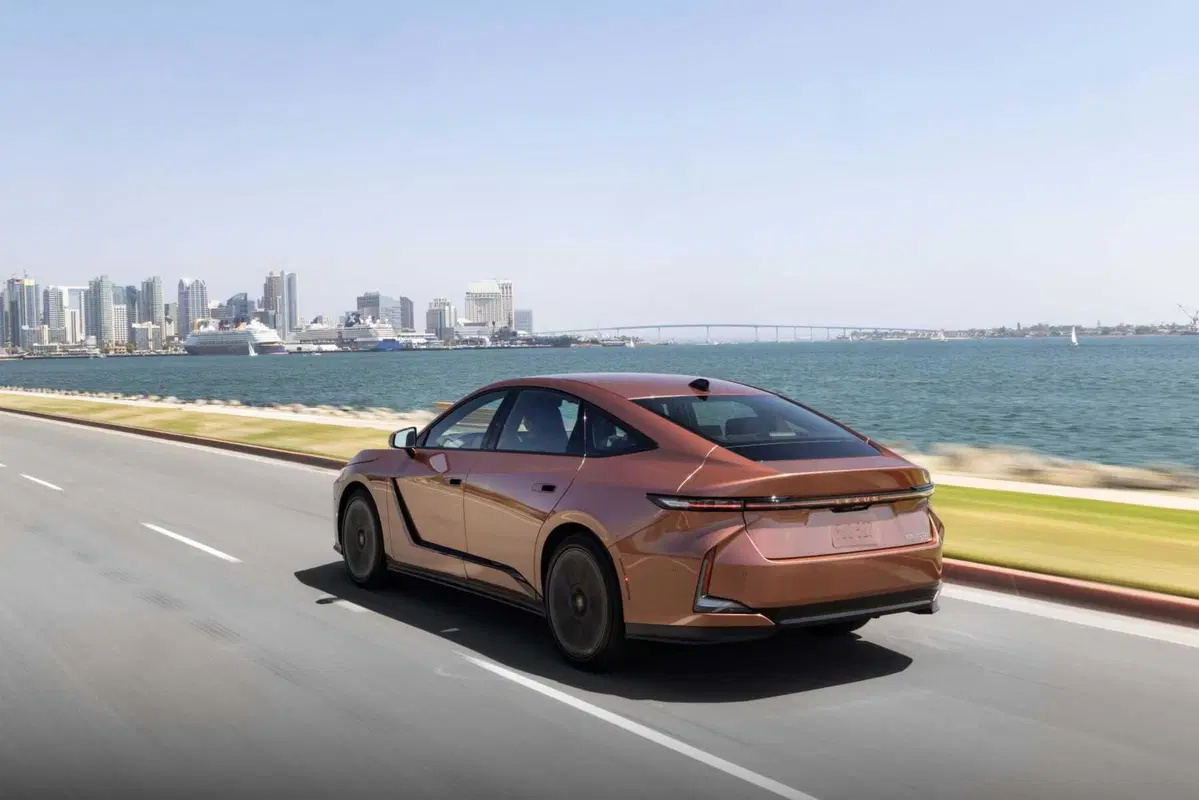 Lexus ES 2026, la berlina di lusso diventa elettrica e ibrida: tutto quello che cambia (6)