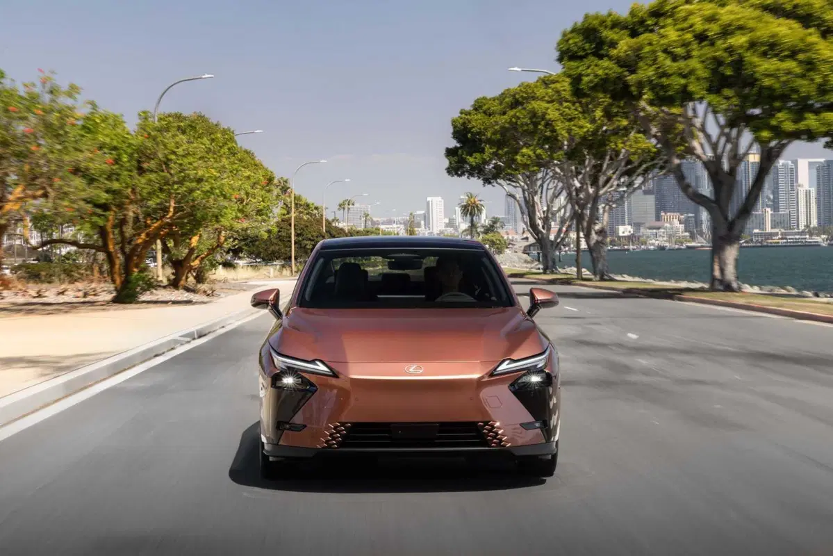 Lexus ES 2026, la berlina di lusso diventa elettrica e ibrida: tutto quello che cambia (7)