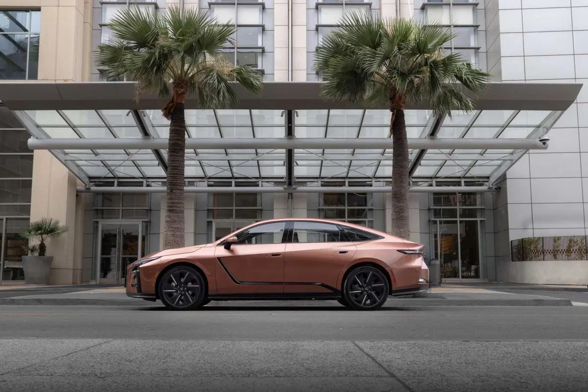 Lexus ES 2026, la berlina di lusso diventa elettrica e ibrida: tutto quello che cambia (8)