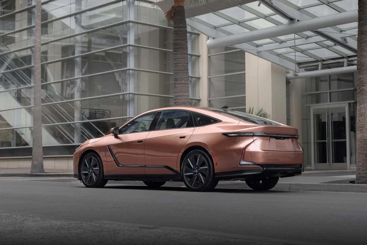 Lexus ES 2026, la berlina di lusso diventa elettrica e ibrida: tutto quello che cambia (9)