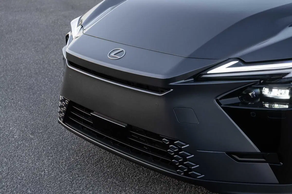 Lexus ES 2026, la berlina di lusso diventa elettrica e ibrida: tutto quello che cambia (10)