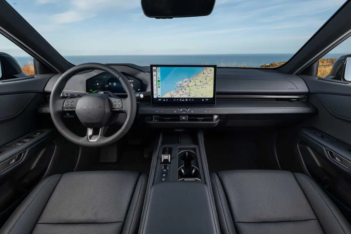 Lexus ES 2026, la berlina di lusso diventa elettrica e ibrida: tutto quello che cambia (11)