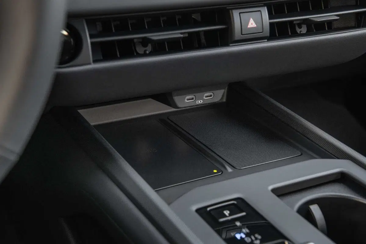 Lexus ES 2026, la berlina di lusso diventa elettrica e ibrida: tutto quello che cambia (15)