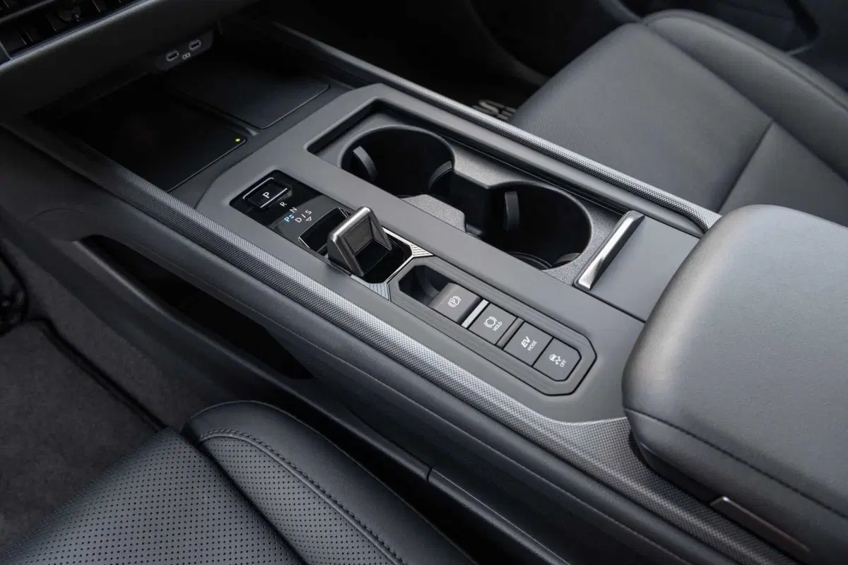 Lexus ES 2026, la berlina di lusso diventa elettrica e ibrida: tutto quello che cambia (16)