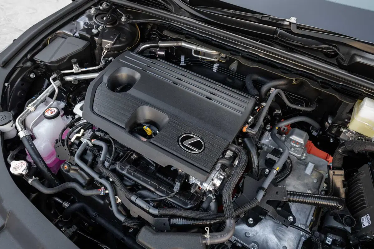 Lexus ES 2026, la berlina di lusso diventa elettrica e ibrida: tutto quello che cambia (22)