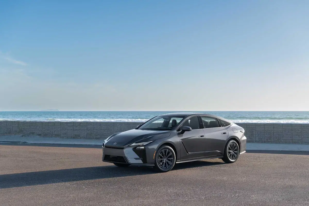 Lexus ES 2026, la berlina di lusso diventa elettrica e ibrida: tutto quello che cambia (23)