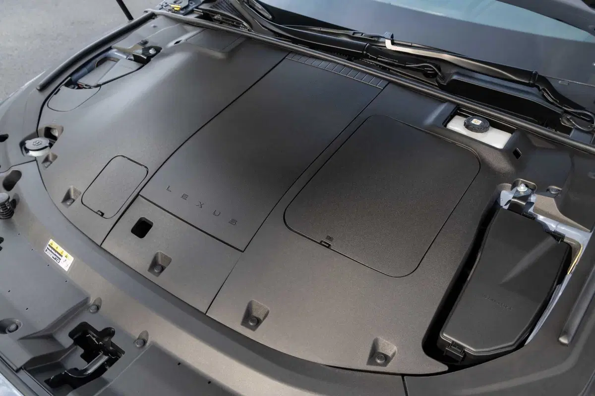 Lexus ES 2026, la berlina di lusso diventa elettrica e ibrida: tutto quello che cambia (24)