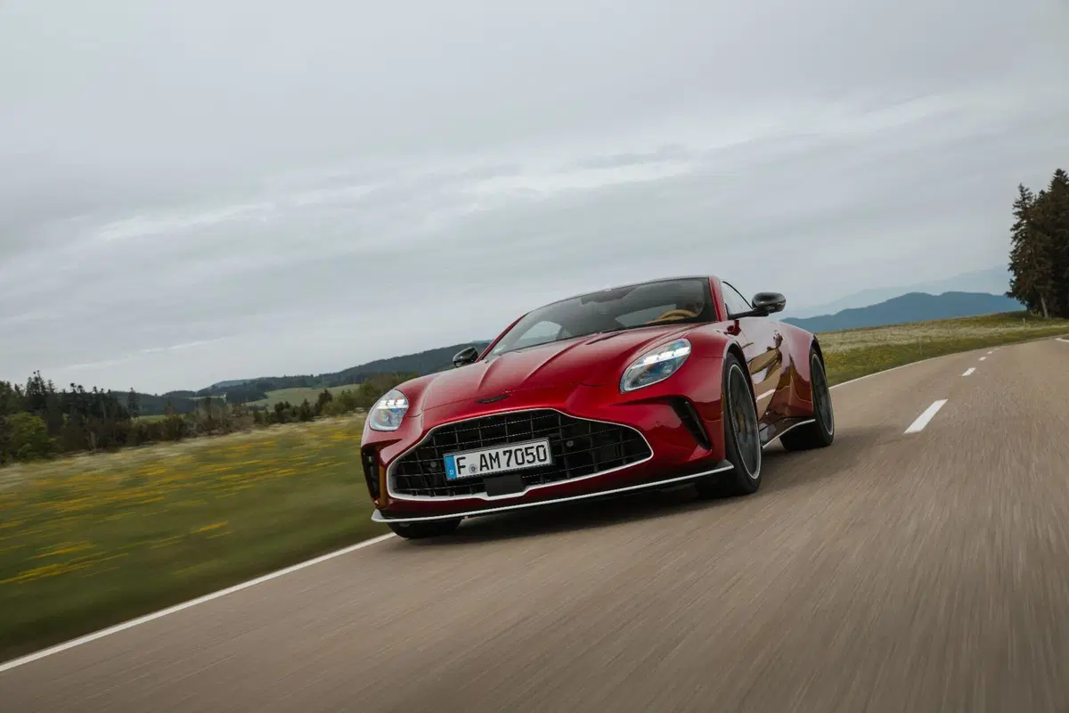 Aston Martin Vantage S: il V8 AMG da 680 CV che rimette tutti d’accordo (anche i puristi) (7)