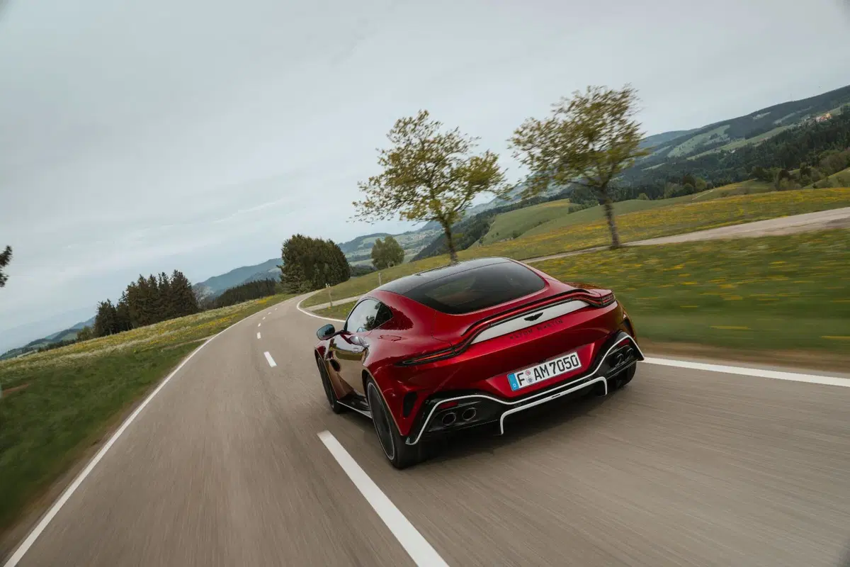 Aston Martin Vantage S: il V8 AMG da 680 CV che rimette tutti d’accordo (anche i puristi) (8)