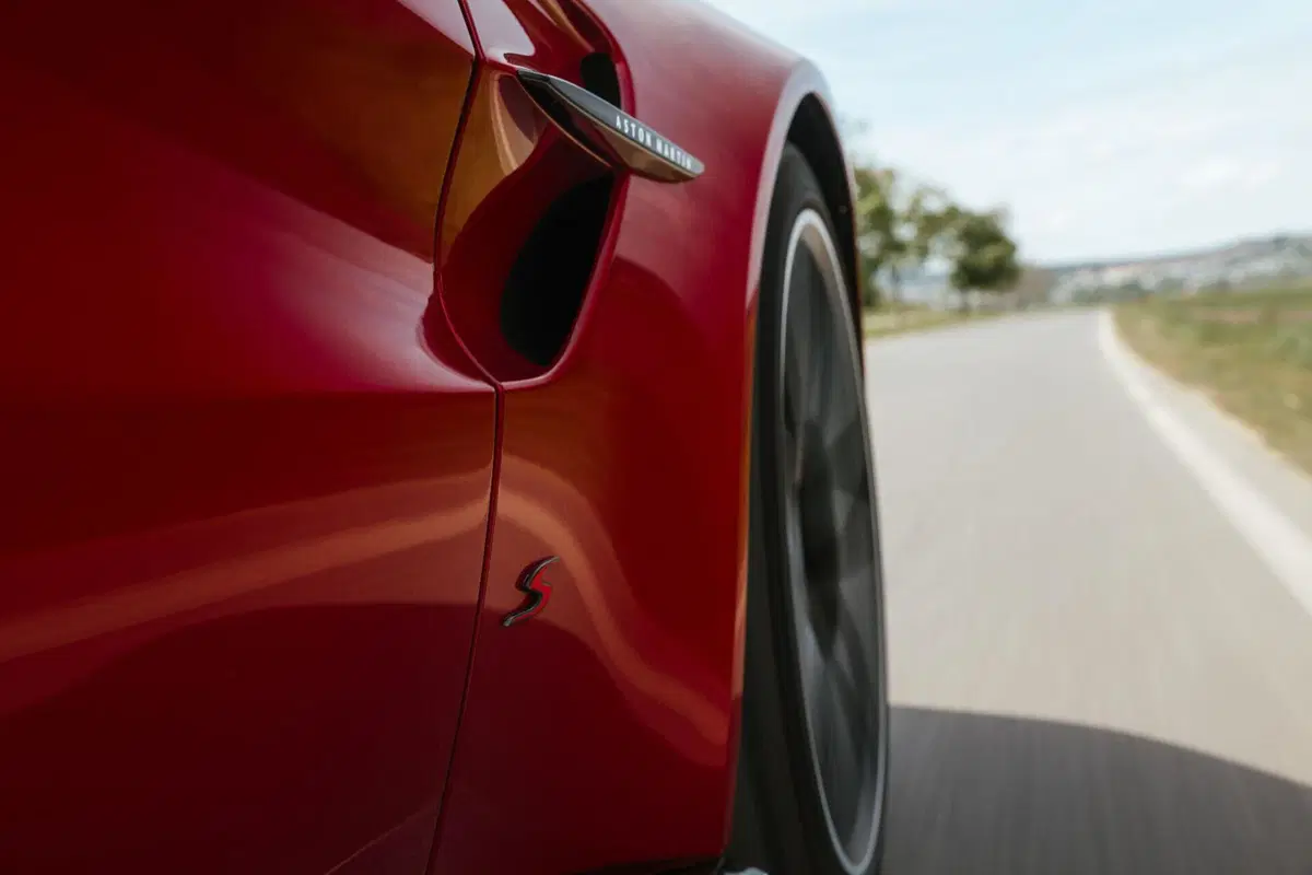 Aston Martin Vantage S: il V8 AMG da 680 CV che rimette tutti d’accordo (anche i puristi) (9)