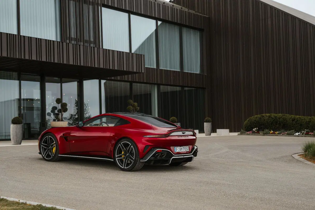 Aston Martin Vantage S: il V8 AMG da 680 CV che rimette tutti d’accordo (anche i puristi) (17)