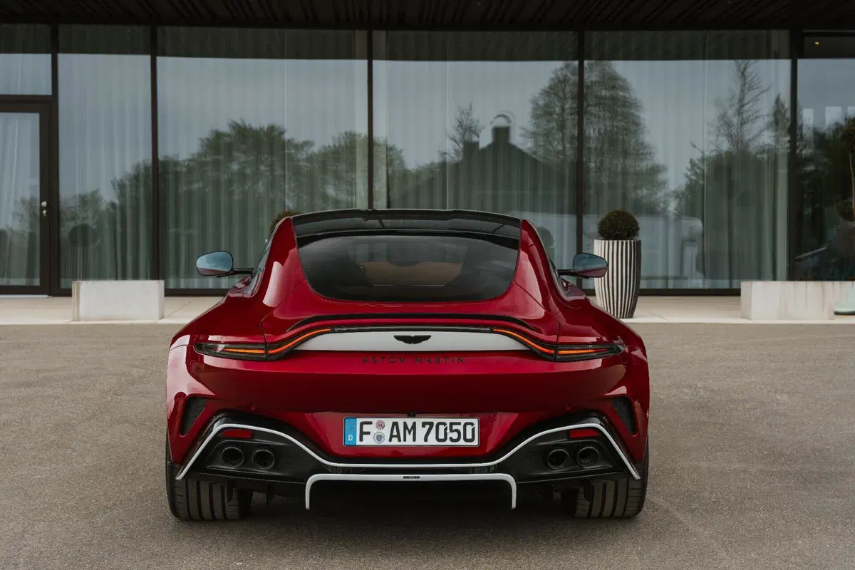 Aston Martin Vantage S: il V8 AMG da 680 CV che rimette tutti d’accordo (anche i puristi) (18)