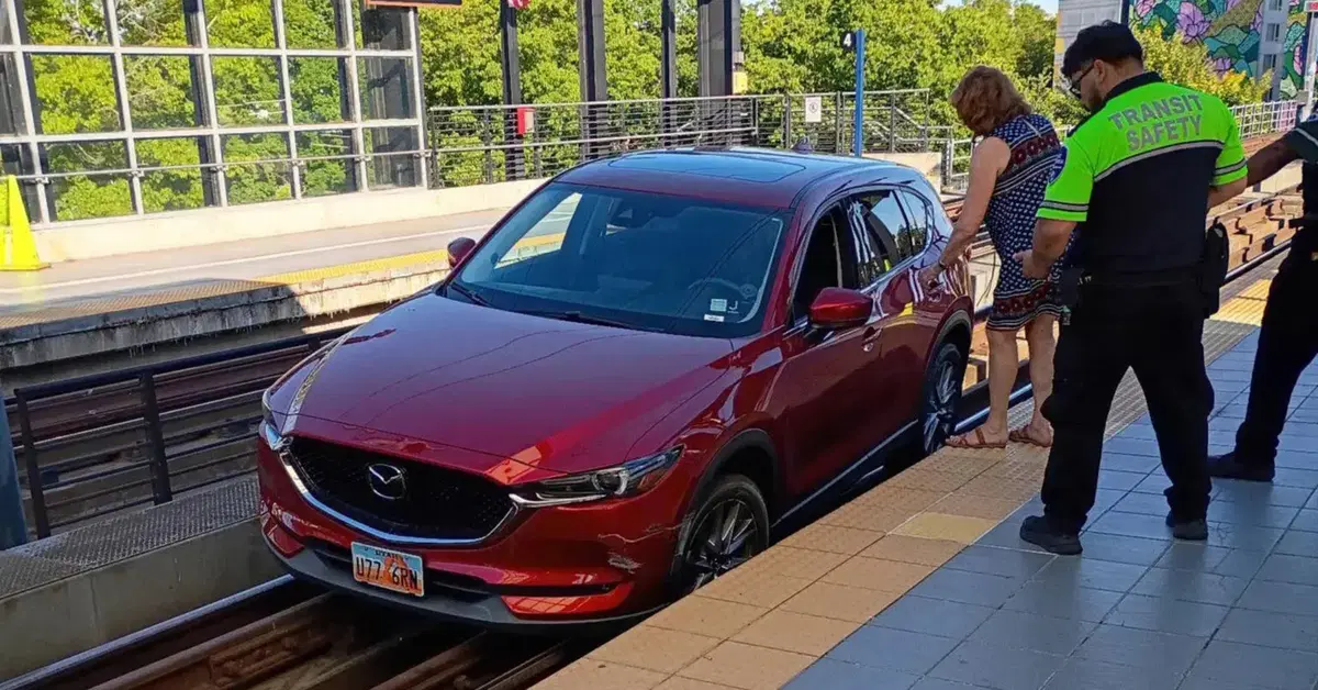 Seattle, il GPS &ldquo;impazzisce&rdquo; e l&rsquo;auto finisce sui binari della Light Rail: quando il navigatore crede di essere un macchinista