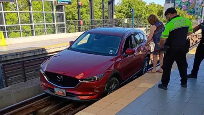 Seattle, il GPS &ldquo;impazzisce&rdquo; e l&rsquo;auto finisce sui binari della Light Rail: quando il navigatore crede di essere un macchinista