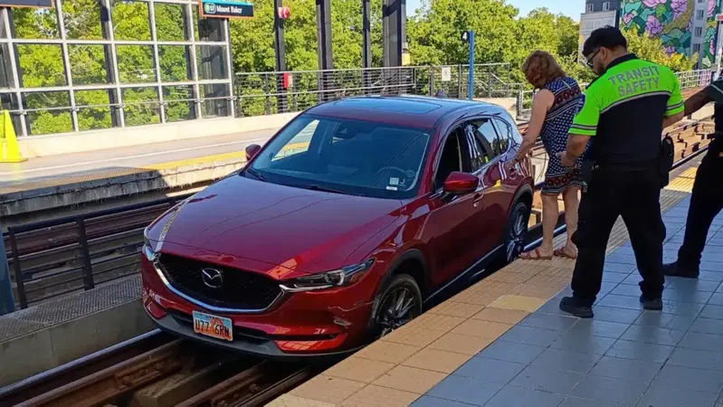 Seattle, il GPS &ldquo;impazzisce&rdquo; e l&rsquo;auto finisce sui binari della Light Rail: quando il navigatore crede di essere un macchinista