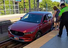 Seattle, il GPS “impazzisce” e l’auto finisce sui binari della Light Rail: quando il navigatore crede di essere un macchinista