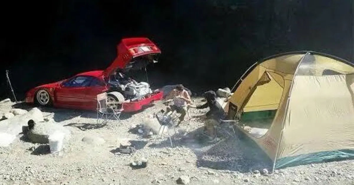Ferrari F40 in campeggio: la supercar da 3 milioni di euro usata come una tenda