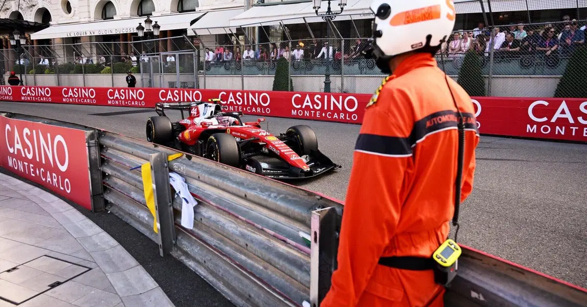 F1. La Ferrari dipinge le strade di Monte Carlo in FP2: Hamilton lancia la sfida a Leclerc e Verstappen, ma c'&egrave; un giallo McLaren