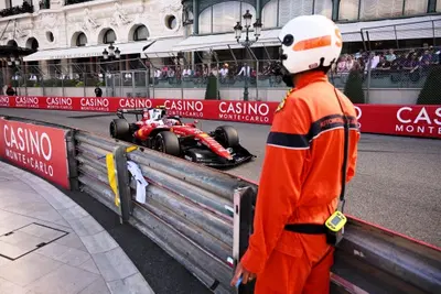 F1. La Ferrari dipinge le strade di Monte Carlo in FP2: Hamilton lancia la sfida a Leclerc e Verstappen, ma c'&egrave; un giallo McLaren