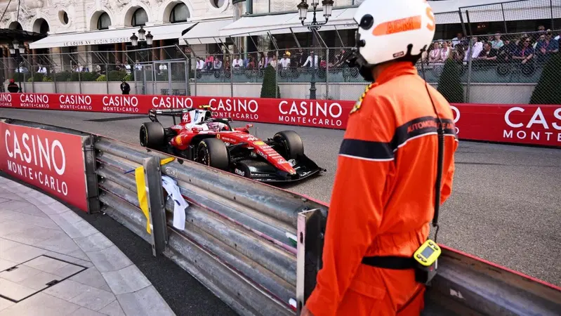 F1. La Ferrari dipinge le strade di Monte Carlo in FP2: Hamilton lancia la sfida a Leclerc e Verstappen, ma c'&egrave; un giallo McLaren