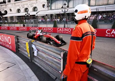 F1. La Ferrari dipinge le strade di Monte Carlo in FP2: Hamilton lancia la sfida a Leclerc e Verstappen, ma c'è un giallo McLaren